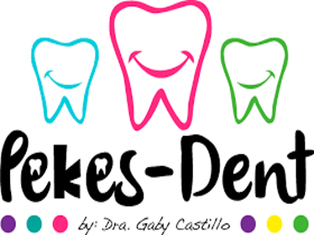 Dentista infantil en España - Logotipo de Pekes-Dent con tres dientes sonrientes de dibujos animados en azul, rosa y verde sobre el nombre. Debajo aparece el texto de: Dra. Gaby Castillo y puntos de colores rosa, azul, amarillo, verde y morado. | Clínica dental pediátrica Dentistainfantilcercademi