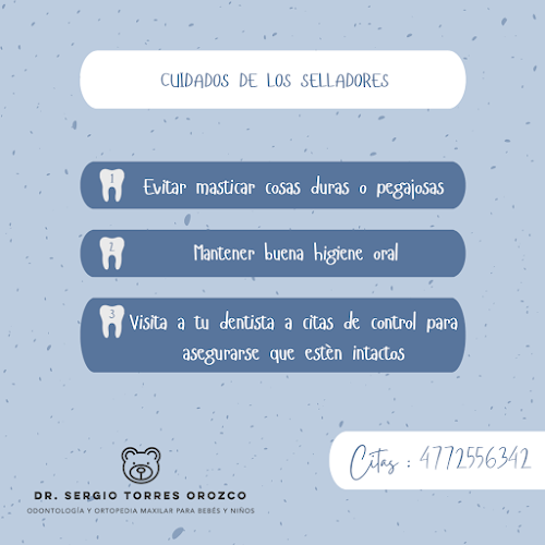 Dentista infantil en España - Infografía titulada Cuidados de los selladores con tres consejos: evitar masticar alimentos duros o pegajosos, mantener una buena higiene bucal y visitar a tu odontopediatra en León para revisiones. Los datos de contacto del dentista están al final. | Clínica dental pediátrica Dentistainfantilcercademi