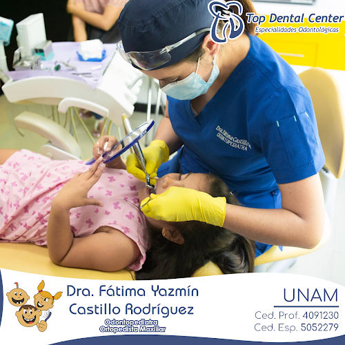 Dentista infantil en España - Un dentista con bata azul examina los dientes de una niña en una clínica dental. La niña está tumbada en el sillón dental mientras el dentista utiliza instrumentos dentales. En la imagen aparecen los datos de la clínica y el nombre del médico. | Clínica dental pediátrica Dentistainfantilcercademi