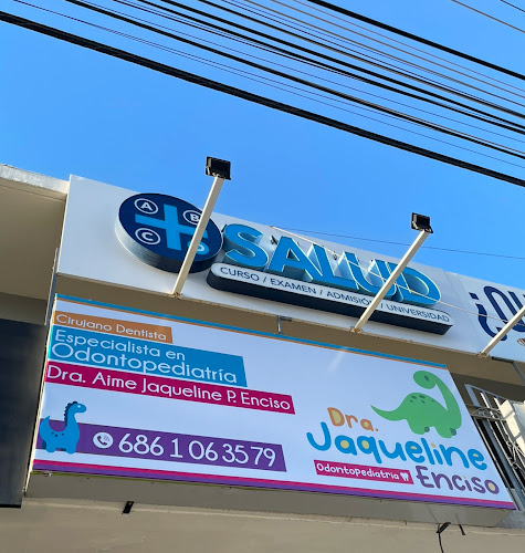 Dentista infantil en España - Un cartel de clínica dental muestra información de contacto y anuncia a la Dra. Aime Jaqueline P. Enciso como especialista en odontopediatría. El cartel presenta gráficos coloridos y un número de teléfono bajo un cielo azul despejado. | Clínica dental pediátrica Dentistainfantilcercademi