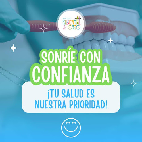 Dentista infantil en España - Un modelo dental es cepillado con un cepillo de dientes. El texto superpuesto en español dice: "Sonríe con confianza. Tu salud es nuestra prioridad". El fondo incluye imágenes dentales, el logotipo "Kid Dental & Orto" y el texto "odontopediatra en Saltillo". | Clínica dental pediátrica Dentistainfantilcercademi